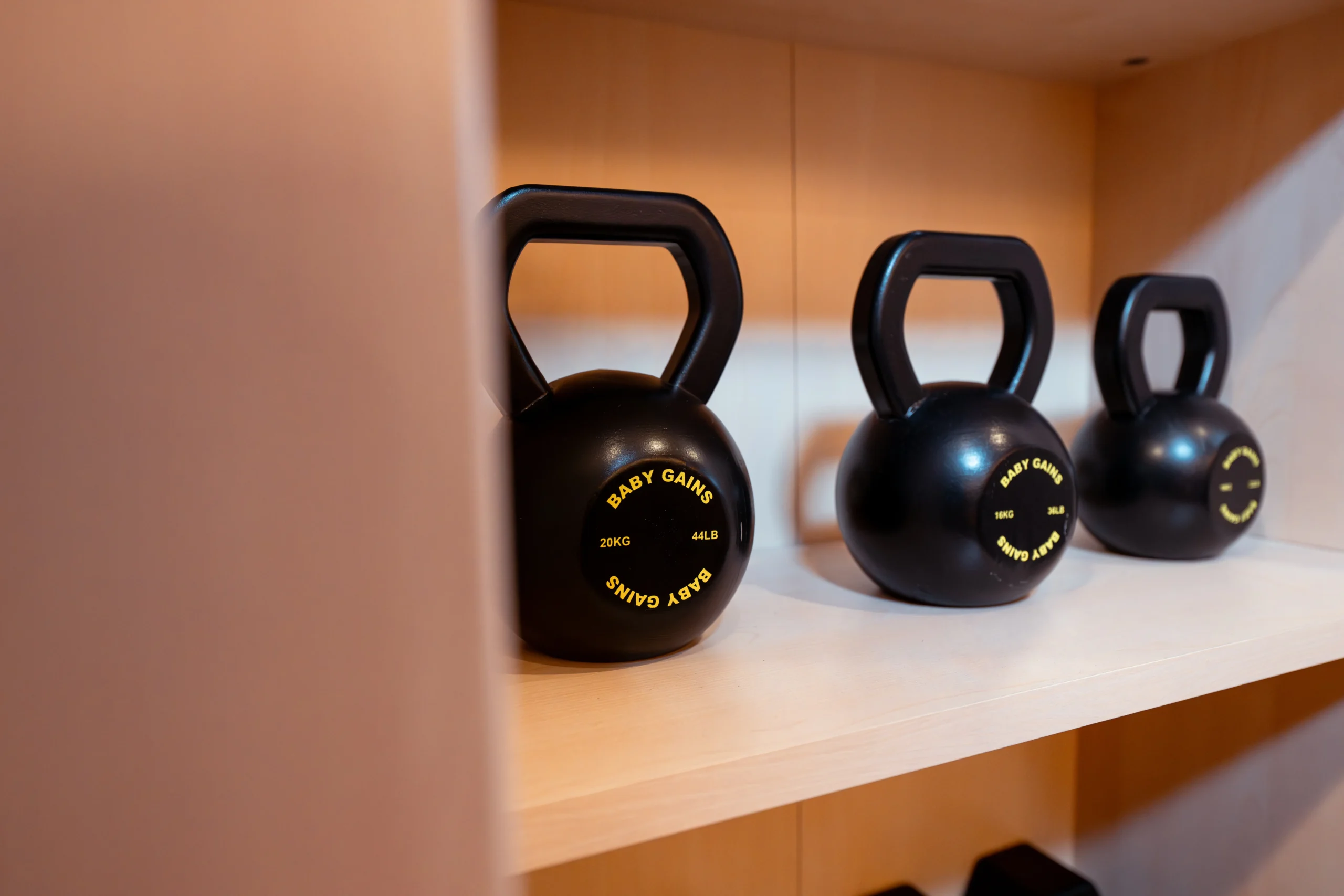 Kettlebells im Regal des Personal Training Studios in Plochingen